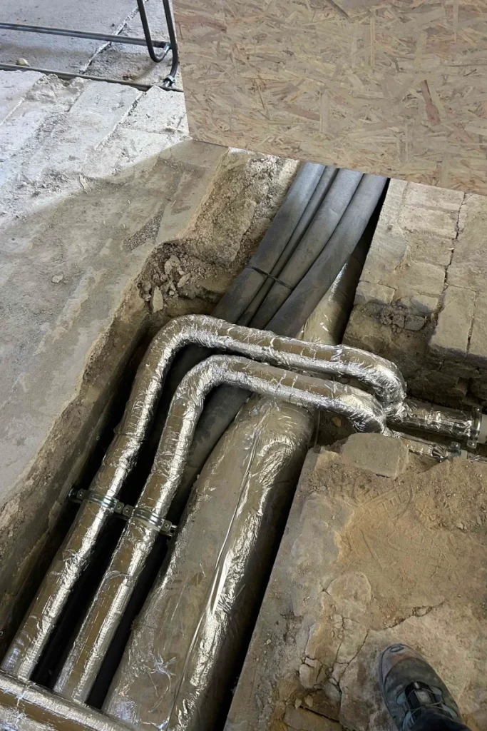 Renovering af VVS i Nørresundby Kirke 2 Rørføring fra kælder til våbenhus under gulvet i Nørresundby Kirke — udført af Ulbjerg VVS